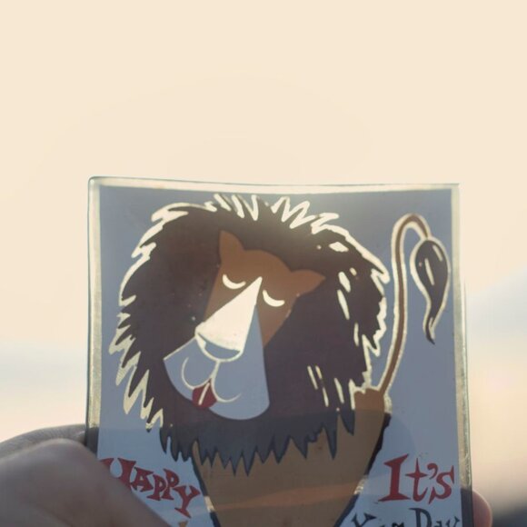 1970s HOUZE ART Smoked Glass Lion Birthday Tray | Leo Cartoon Decoration - Picture 4 of 4